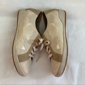 Dansko Womens canvas suede Olisa tan lace up shoe sneakers size 10